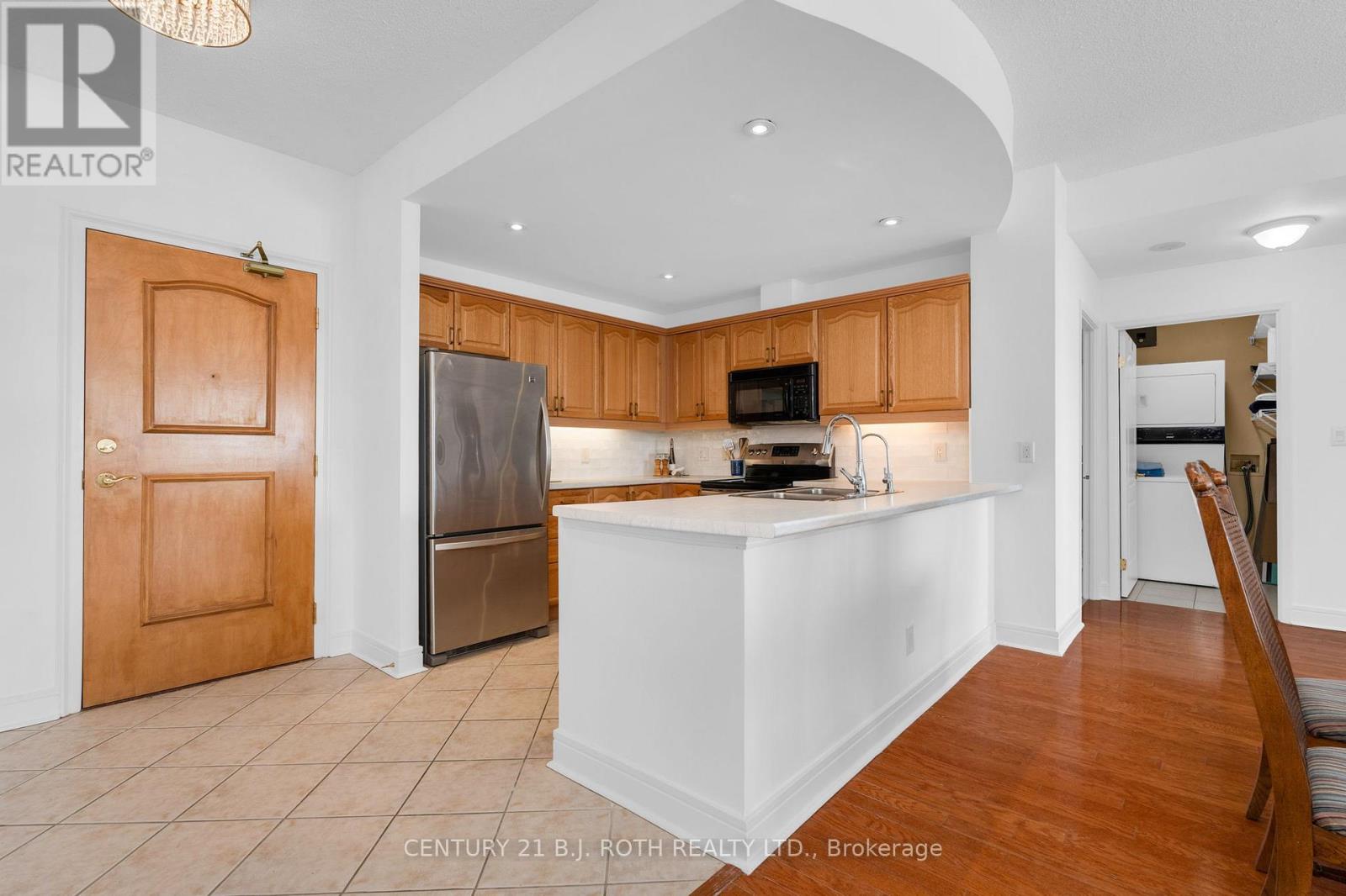 1402 - 2 Toronto Street, Barrie (City Centre), Ontario  L4N 9R2 - Photo 3 - S12800656