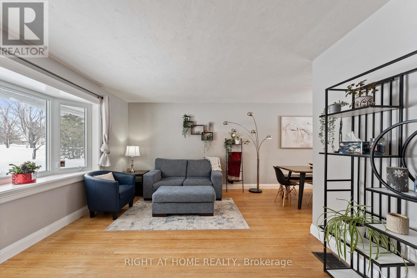 2 Quinn Avenue, Orillia, Ontario  L3V 3H5 - Photo 2 - S12800680