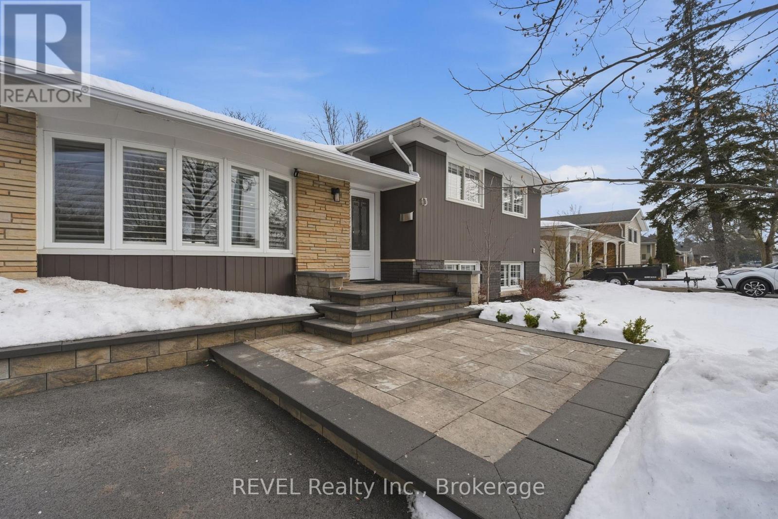 13 Crestcombe Road, St. Catharines, Ontario  L2S 2J5 - Photo 4 - X12800732