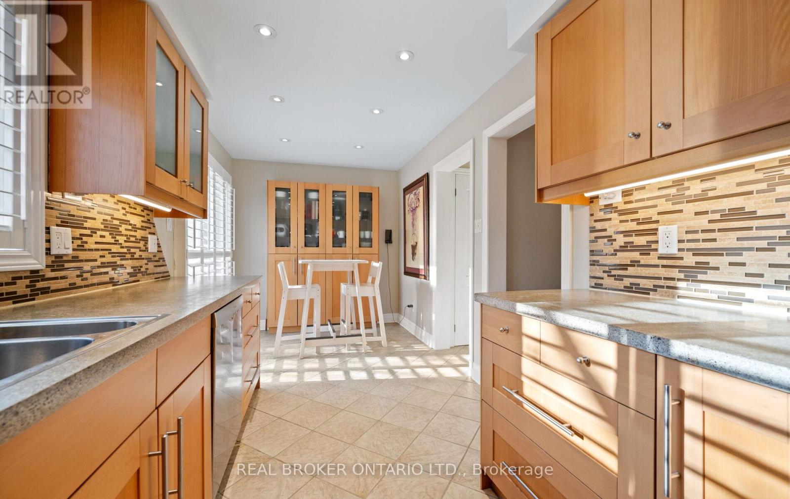 6060 Clover Ridge Crescent, Mississauga, Ontario  L5N 7B3 - Photo 10 - W12800740