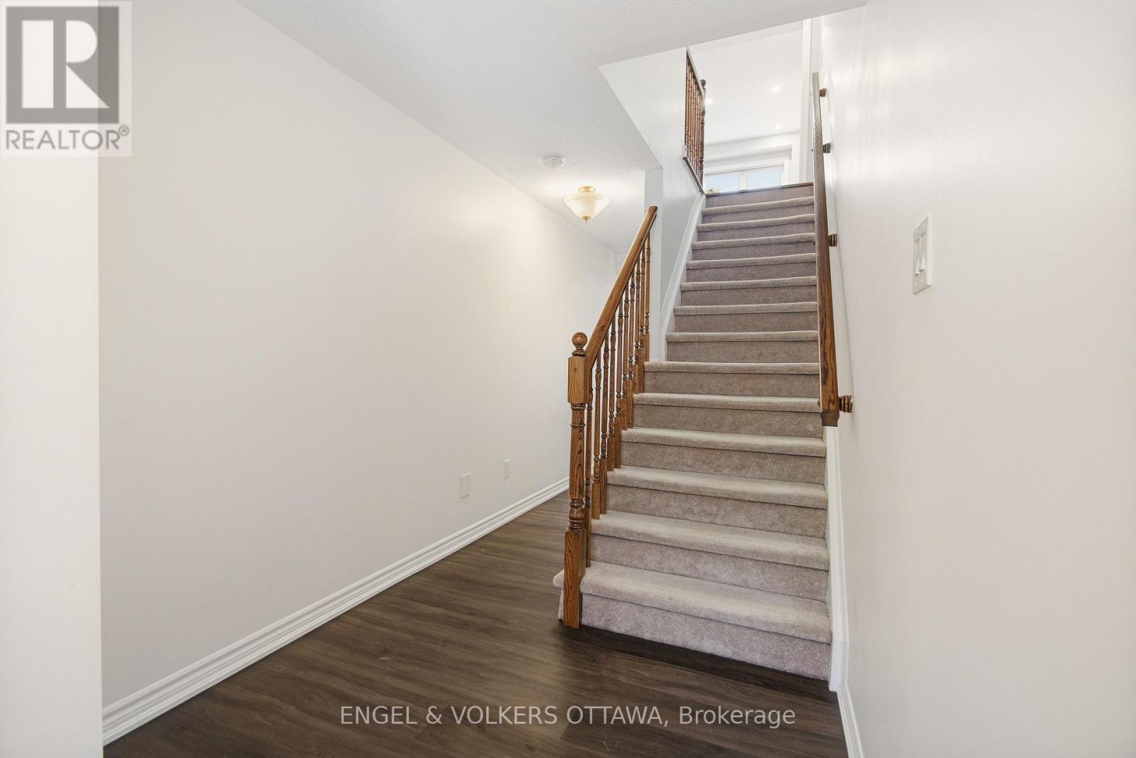 476 Coldwater Crescent, Ottawa, Ontario  K2M 0J2 - Photo 4 - X12800846