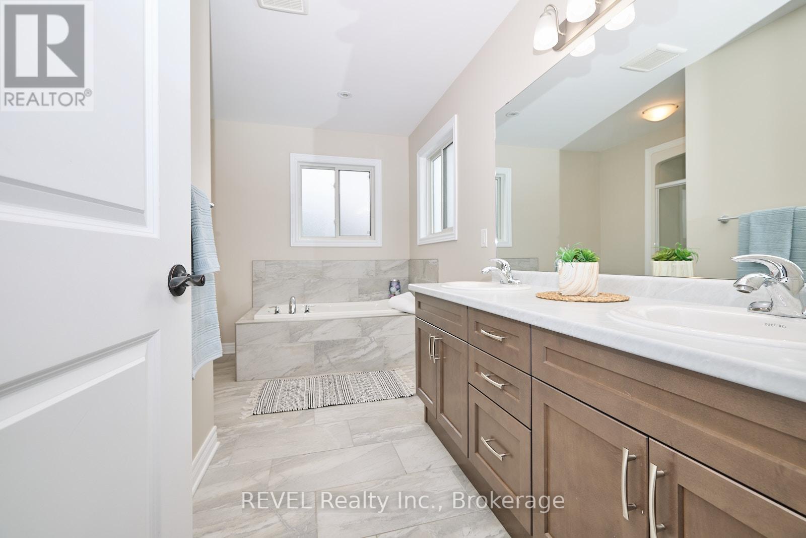 18 Brewerton Boulevard, Pelham, Ontario  L0S 1E5 - Photo 13 - X12800840