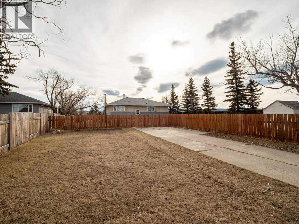730 Blairmore Street, Pincher Creek, Alberta  T0K 1W0 - Photo 2 - A2286528