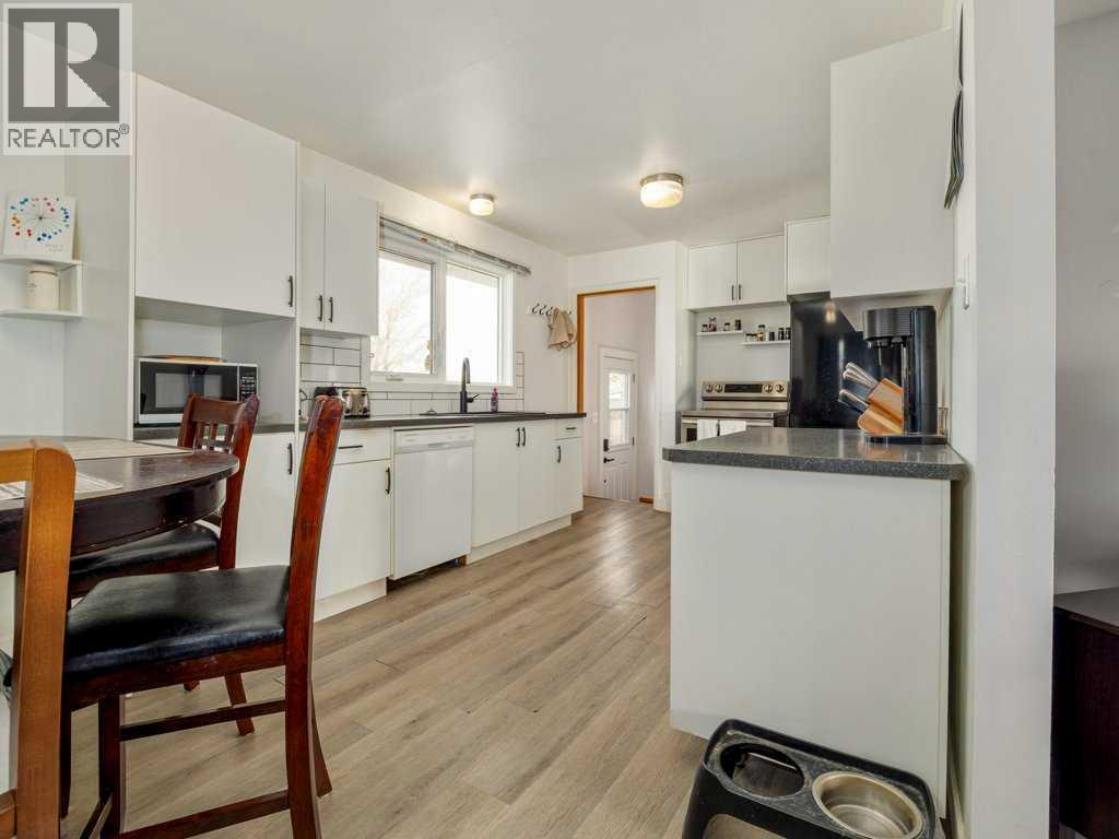 730 Blairmore Street, Pincher Creek, Alberta  T0K 1W0 - Photo 10 - A2286528