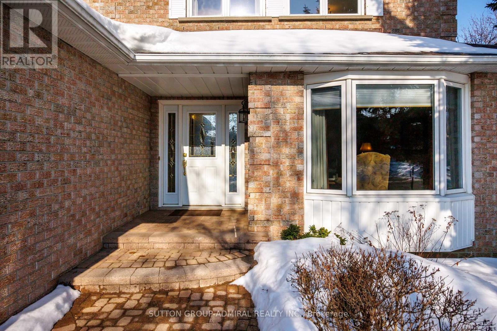 73 Crystal Drive, Richmond Hill, Ontario  L4C 7Y7 - Photo 3 - N12800868