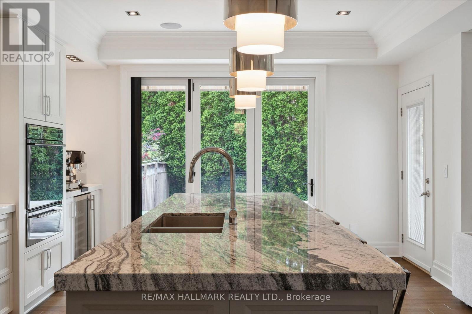 2092 Pinevalley Crescent, Oakville, Ontario  L6H 6L8 - Photo 9 - W12800770