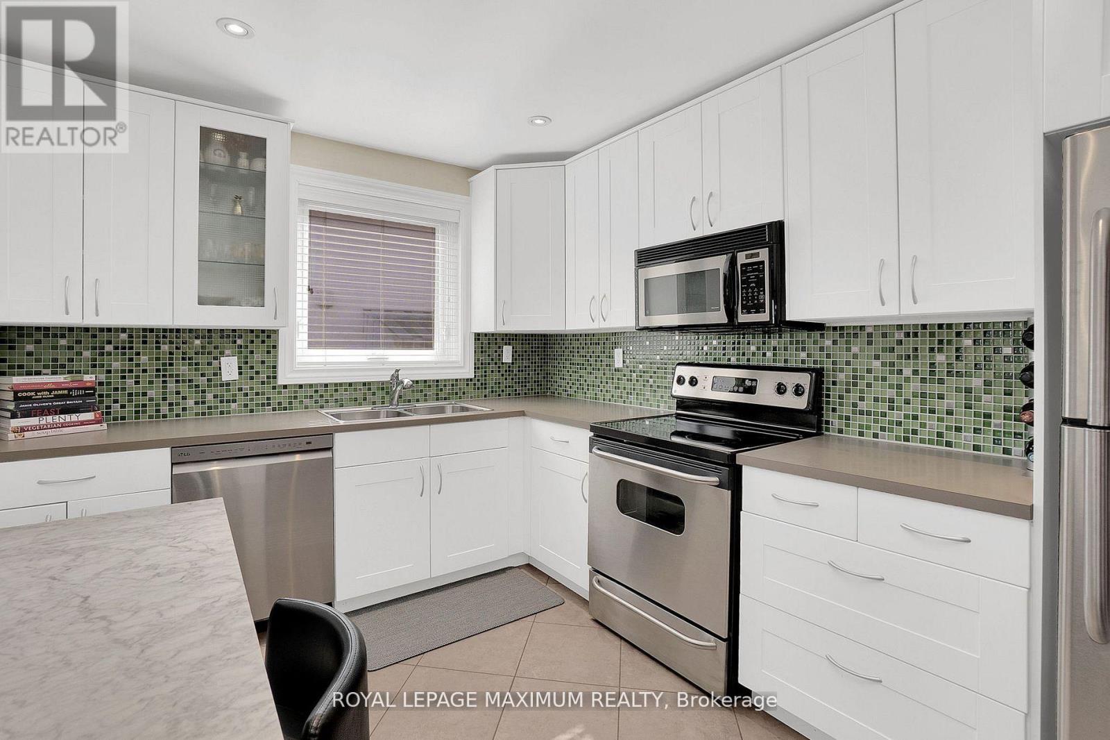 572 Northcliffe Boulevard, Toronto, Ontario  M6E 3L7 - Photo 11 - C12796682