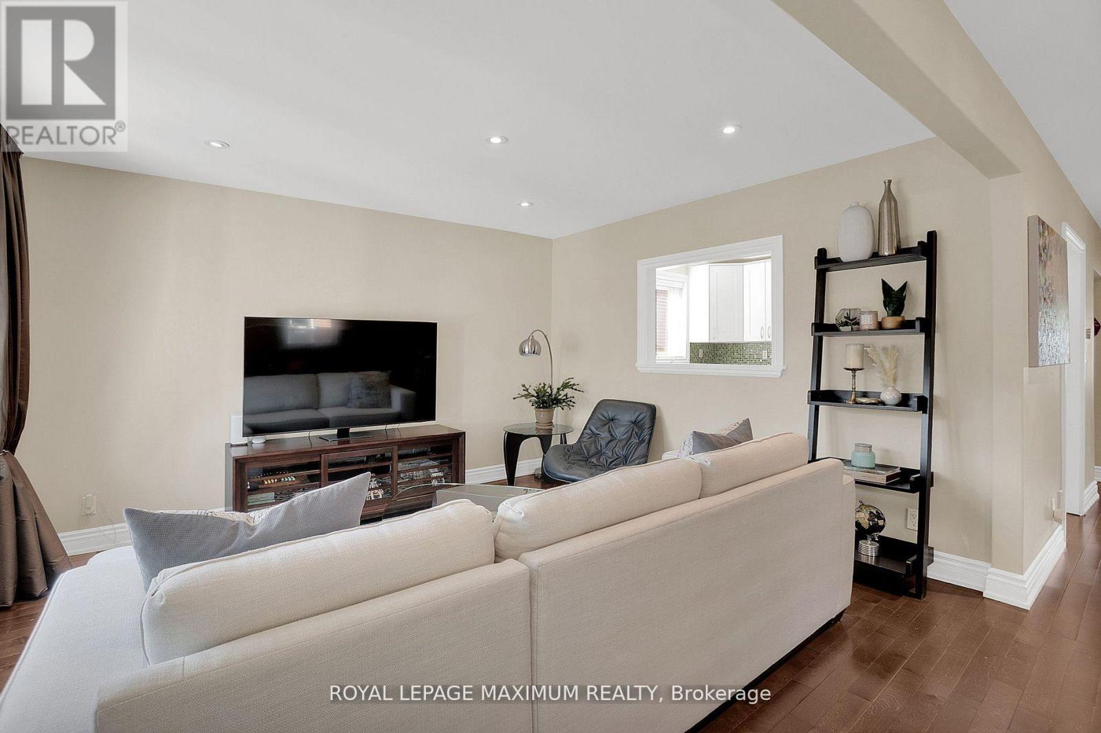 572 Northcliffe Boulevard, Toronto, Ontario  M6E 3L7 - Photo 6 - C12796682