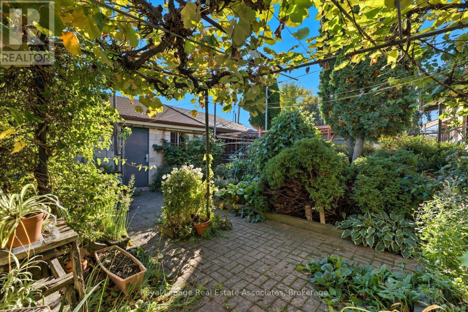 439 Salem Avenue N, Toronto, Ontario  M6H 3C9 - Photo 5 - W12800982