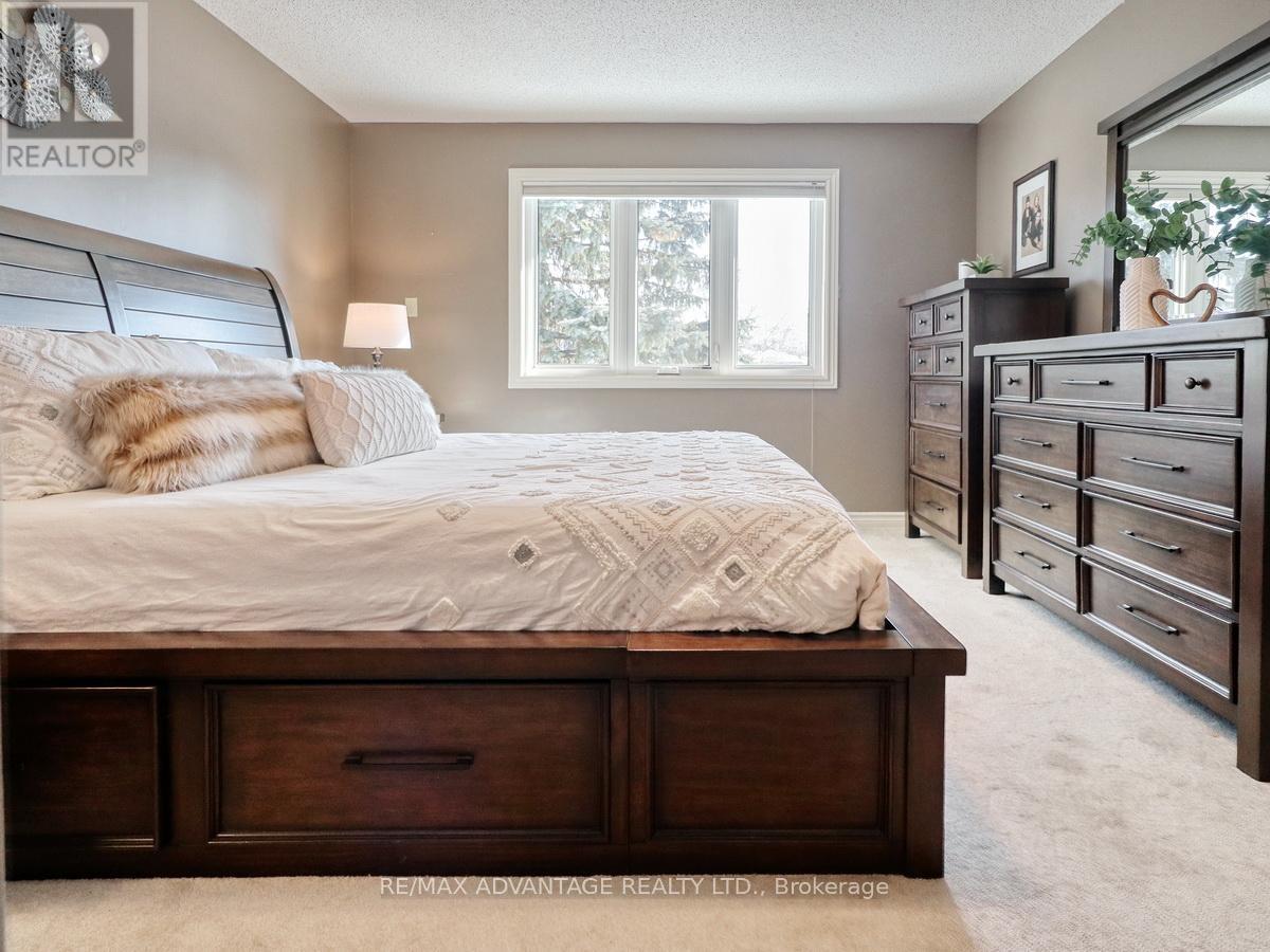 6 Green Hedge Lane, London North, Ontario  N6H 4Z5 - Photo 23 - X12801140