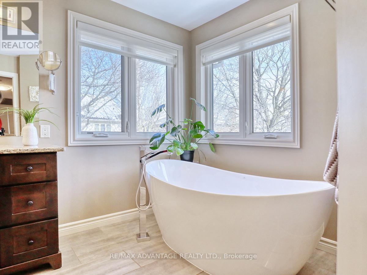 6 Green Hedge Lane, London North, Ontario  N6H 4Z5 - Photo 25 - X12801140