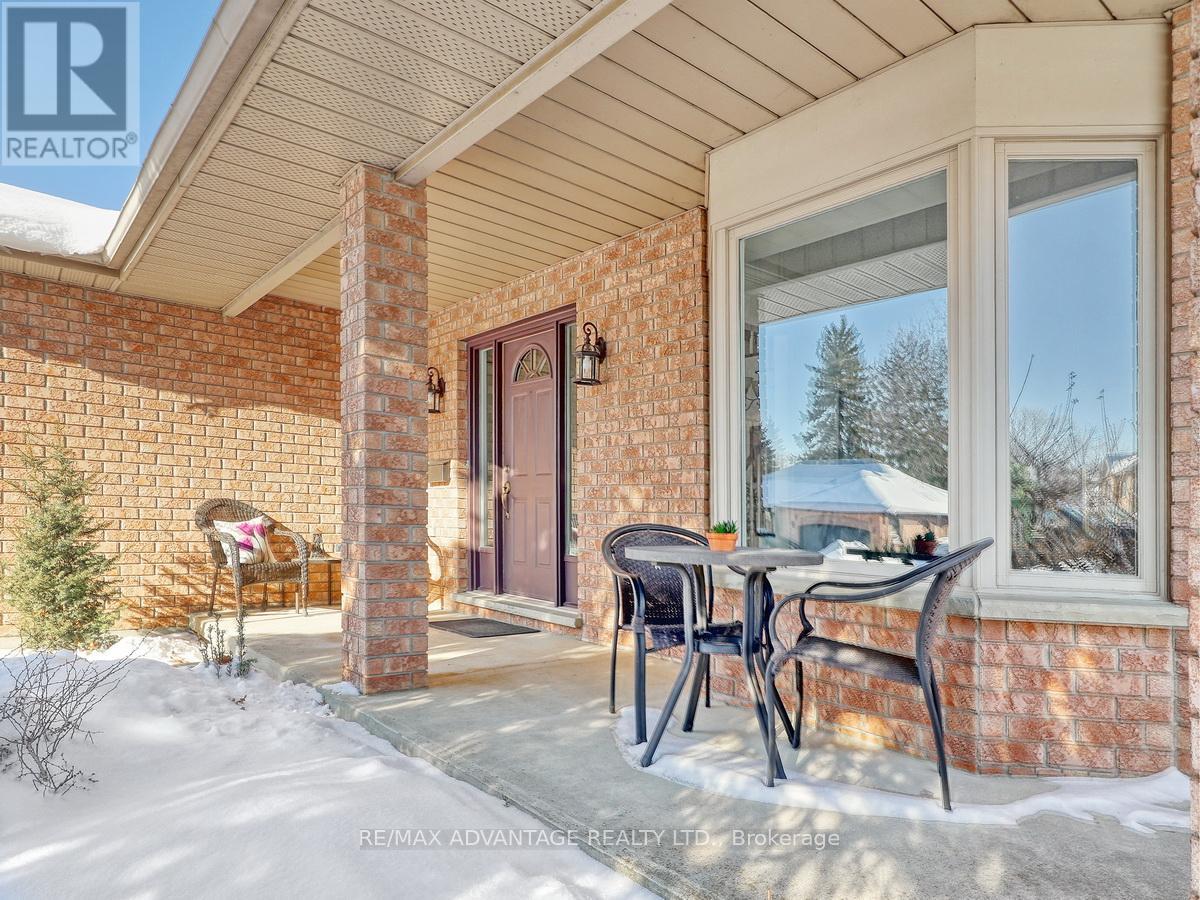 6 Green Hedge Lane, London North, Ontario  N6H 4Z5 - Photo 3 - X12801140