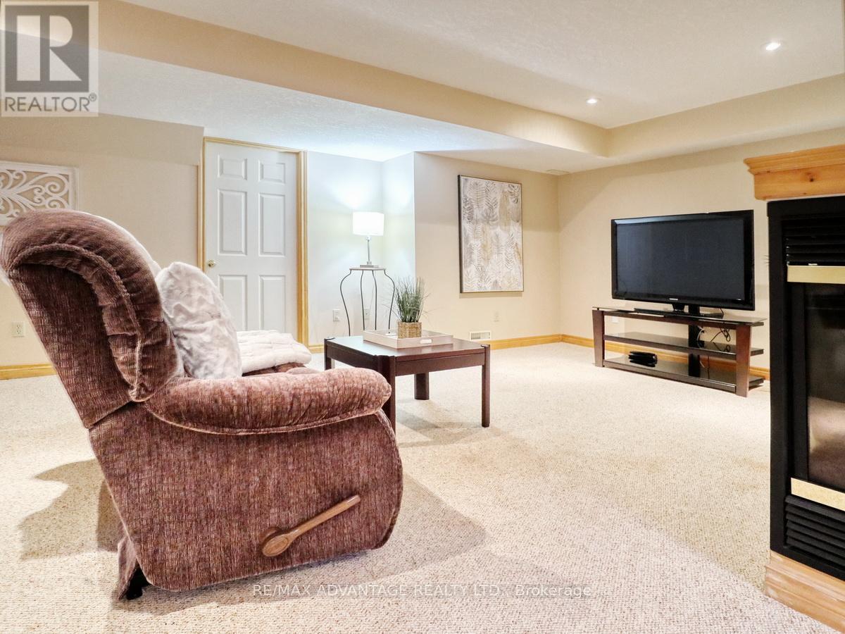 6 Green Hedge Lane, London North, Ontario  N6H 4Z5 - Photo 40 - X12801140