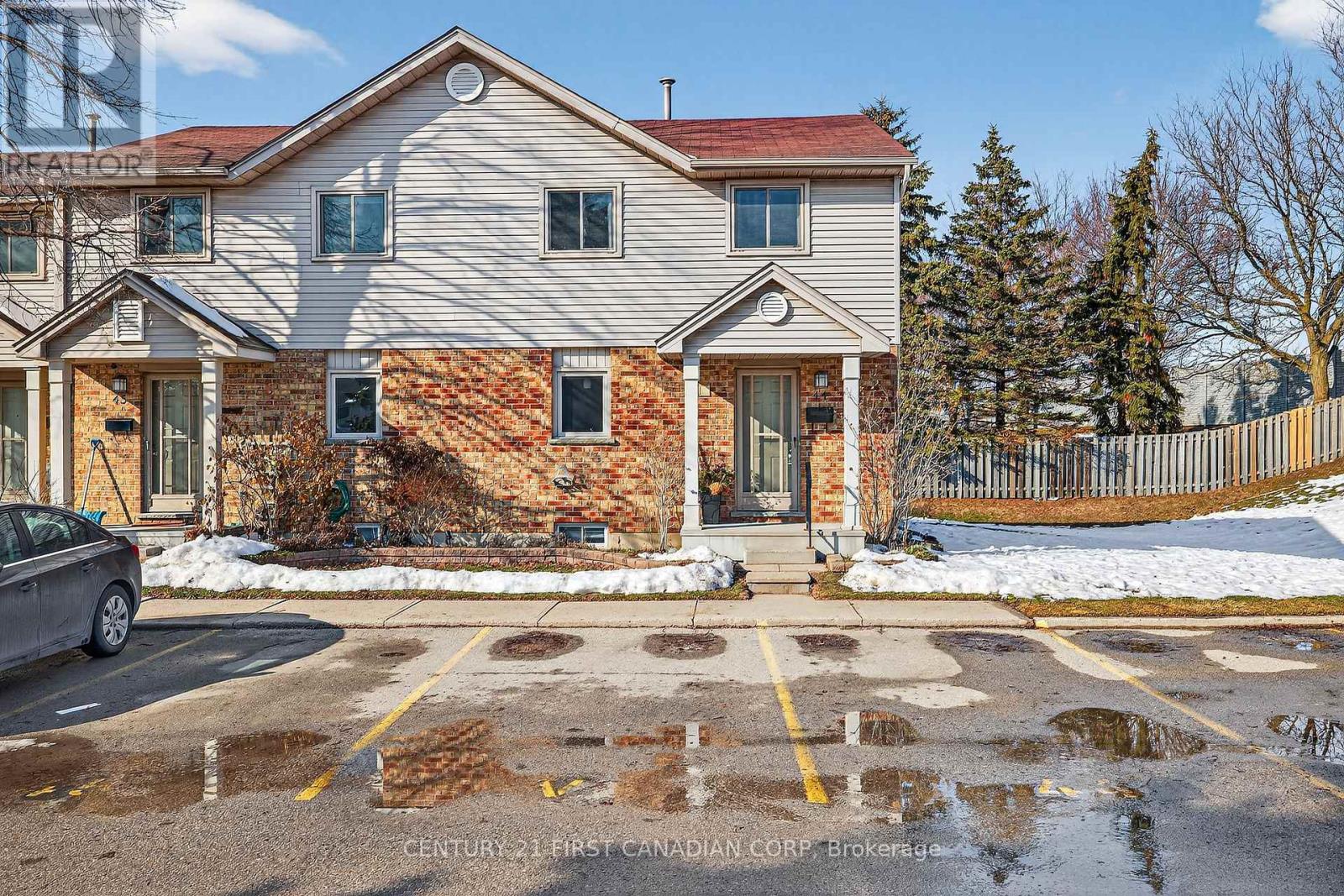 <div class="slider-price">$349,900</div><p>44 - 217 Martinet Avenue, London East, Ontario</p>