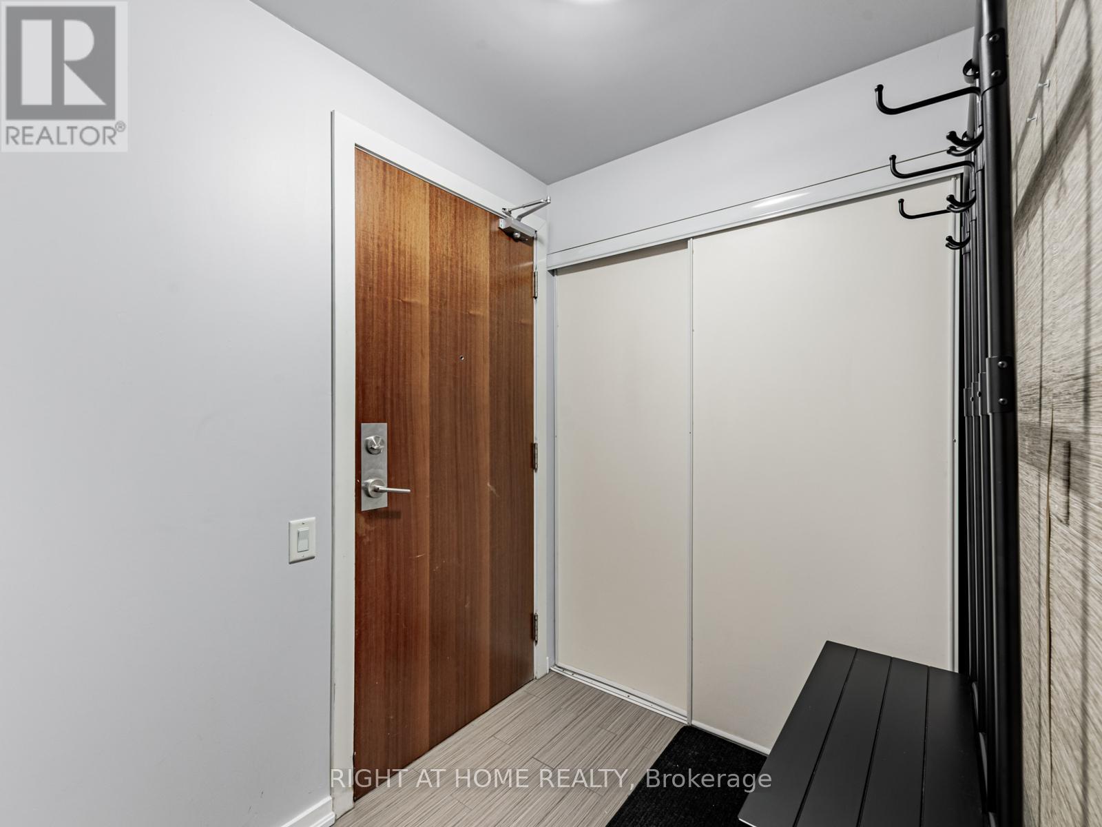 201 - 30 Canterbury Place, Toronto, Ontario  M2N 0B9 - Photo 2 - C12801054