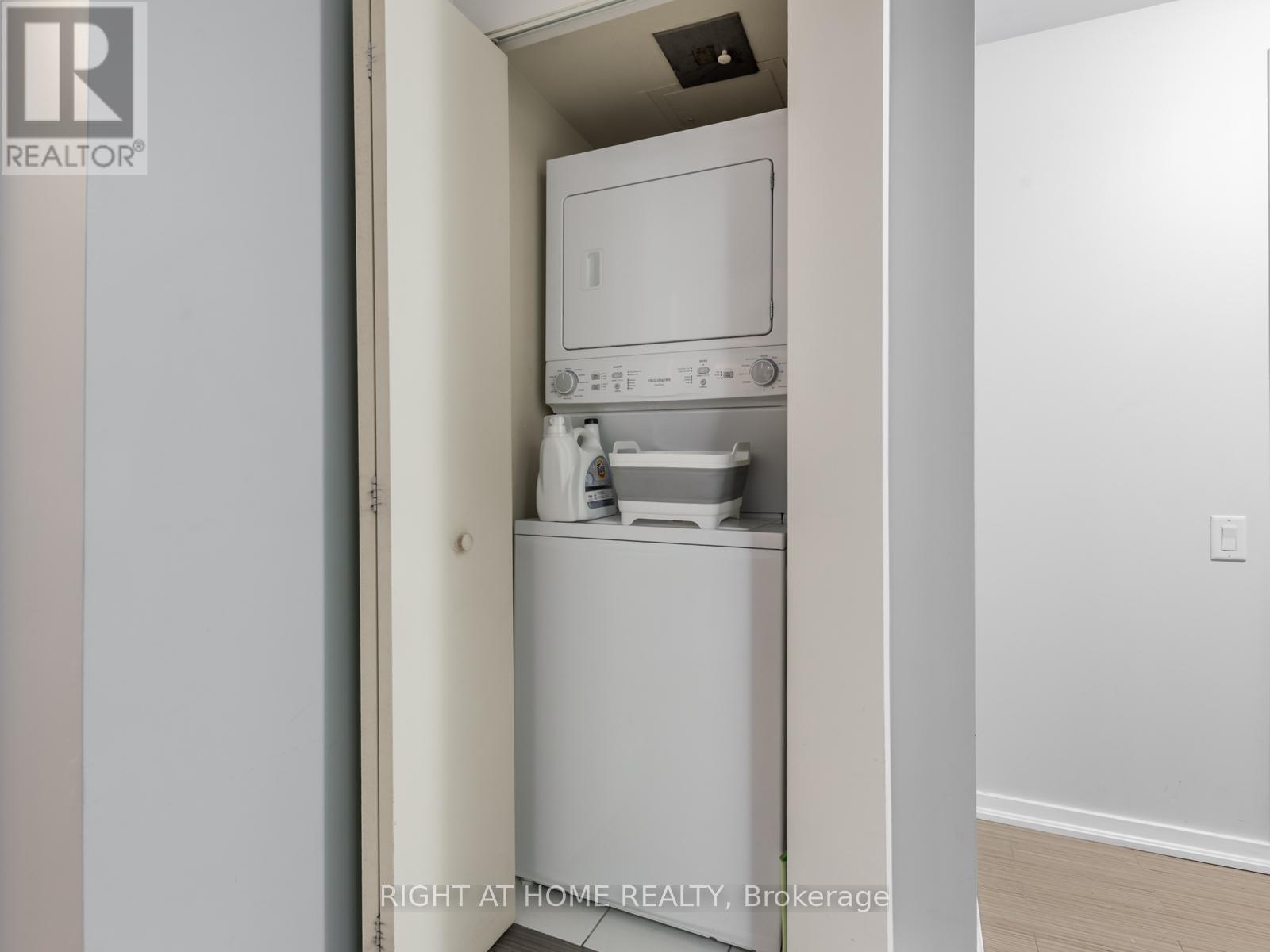 201 - 30 Canterbury Place, Toronto, Ontario  M2N 0B9 - Photo 3 - C12801054