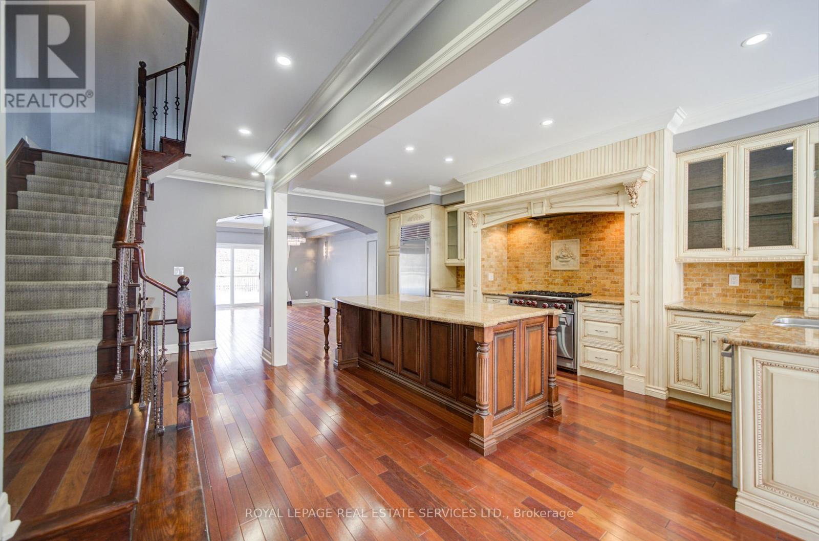 115 St Lawrence Drive, Mississauga, Ontario  L5G 4V2 - Photo 3 - W12801012