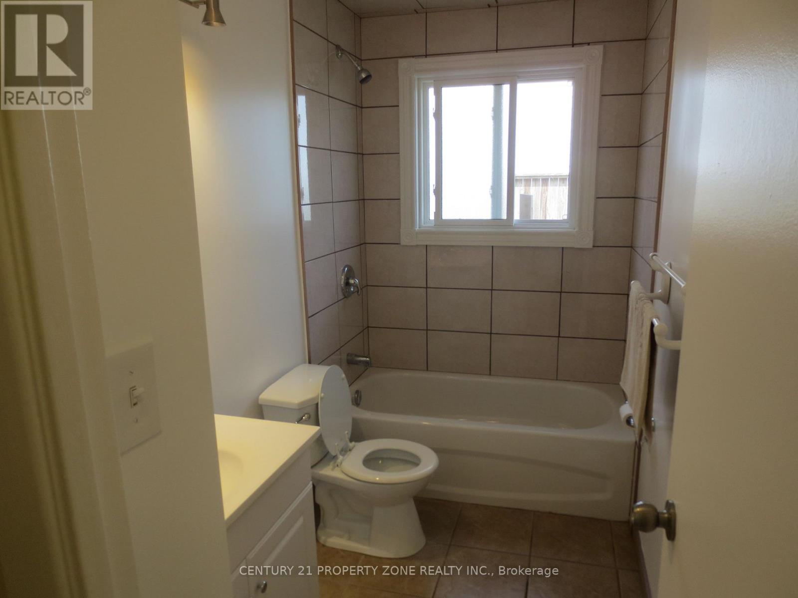 83 Sutherland Avenue, Brampton (Madoc), Ontario  L6V 2H7 - Photo 6 - W12801022