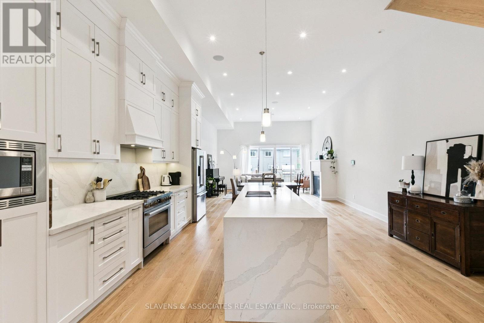 1040 Enola Avenue, Mississauga, Ontario  L5G 4A9 - Photo 4 - W12801078