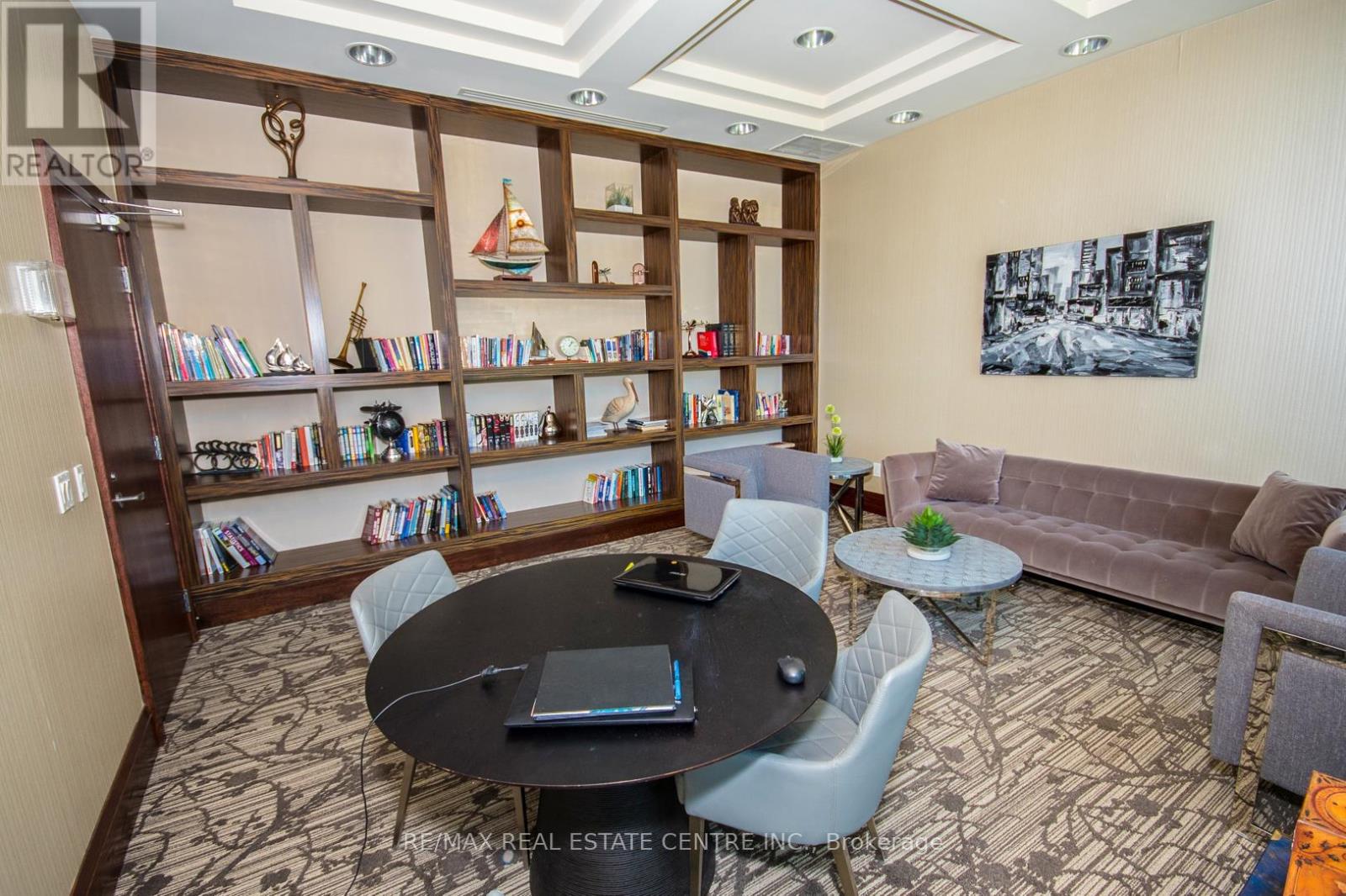 705 - 339 Rathburn Rd Road W, Mississauga, Ontario  L5B 0K6 - Photo 10 - W12801088