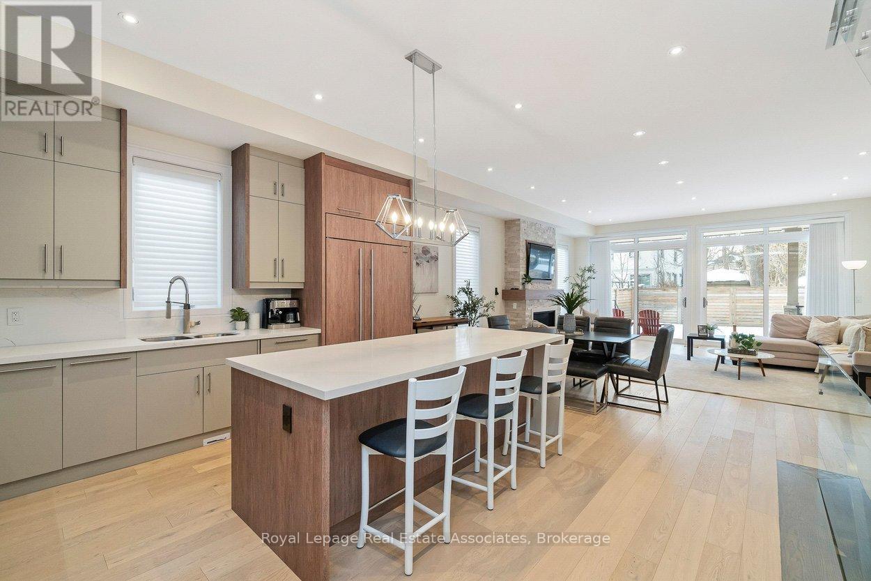 63 Troy Street, Mississauga, Ontario  L5G 1S6 - Photo 11 - W12801156