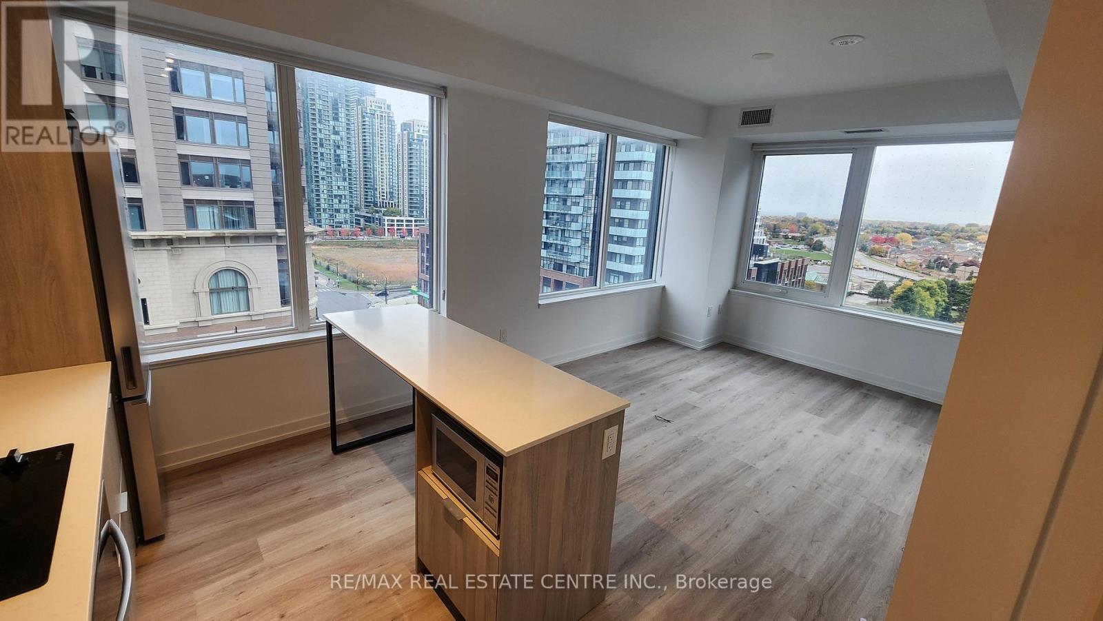 908 - 395 Square One Drive, Mississauga, Ontario  L5B 0P6 - Photo 7 - W12801178