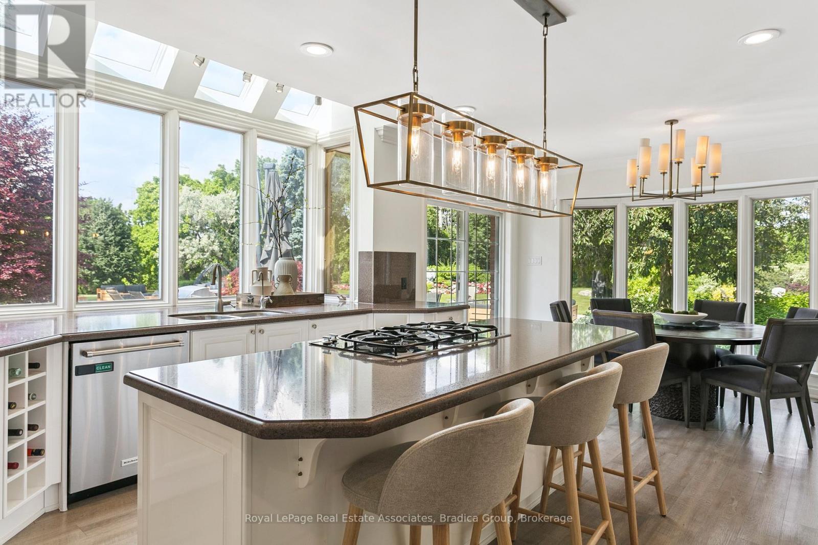 19 Lorraine Gardens, Toronto, Ontario  M9B 4Z5 - Photo 5 - W12801222