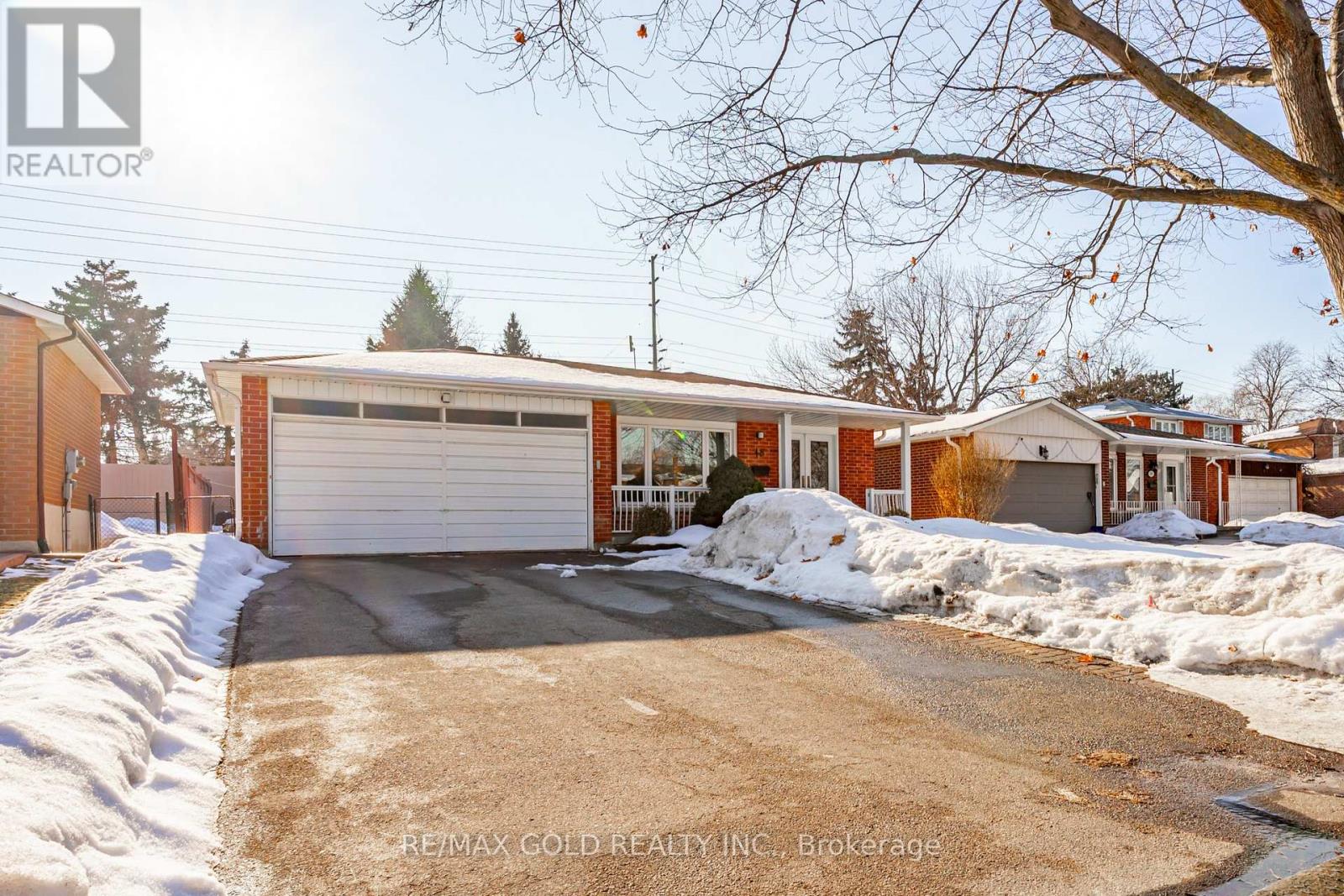 48 Malcolm Crescent, Brampton, Ontario  L6S 3C8 - Photo 2 - W12801234