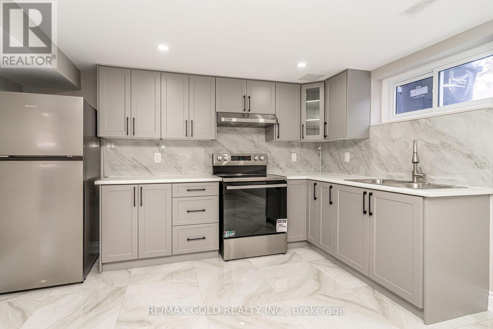 48 Malcolm Crescent, Brampton, Ontario  L6S 3C8 - Photo 33 - W12801234