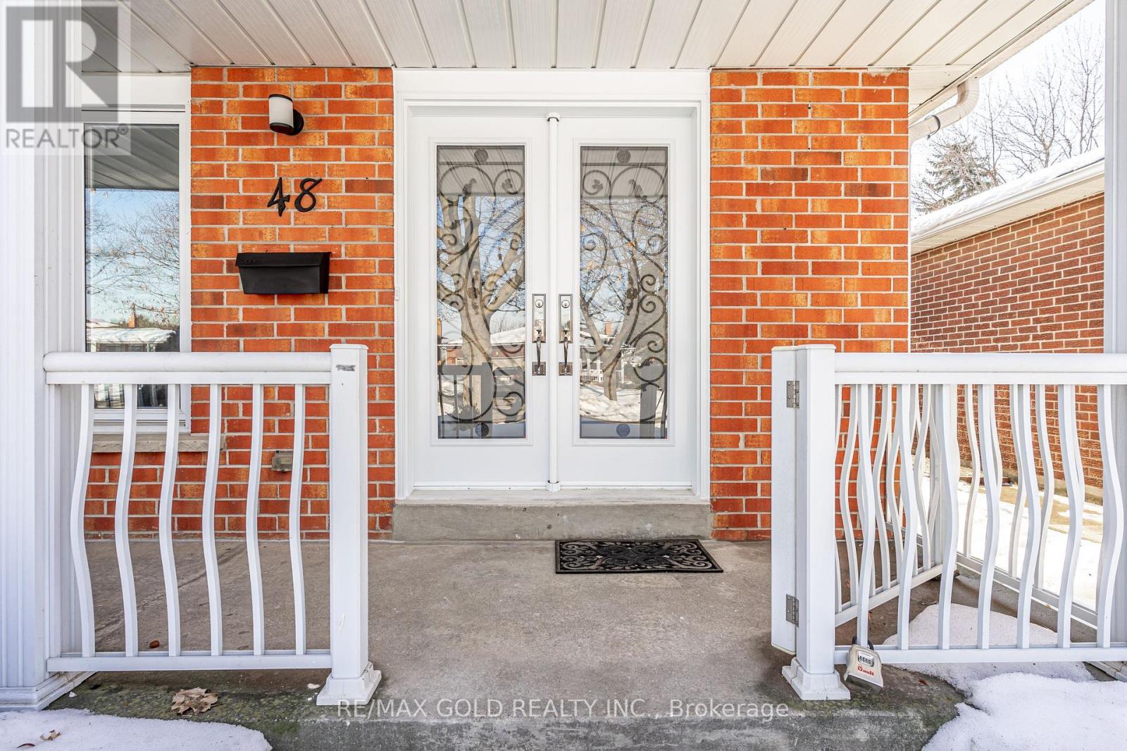 48 Malcolm Crescent, Brampton, Ontario  L6S 3C8 - Photo 4 - W12801234