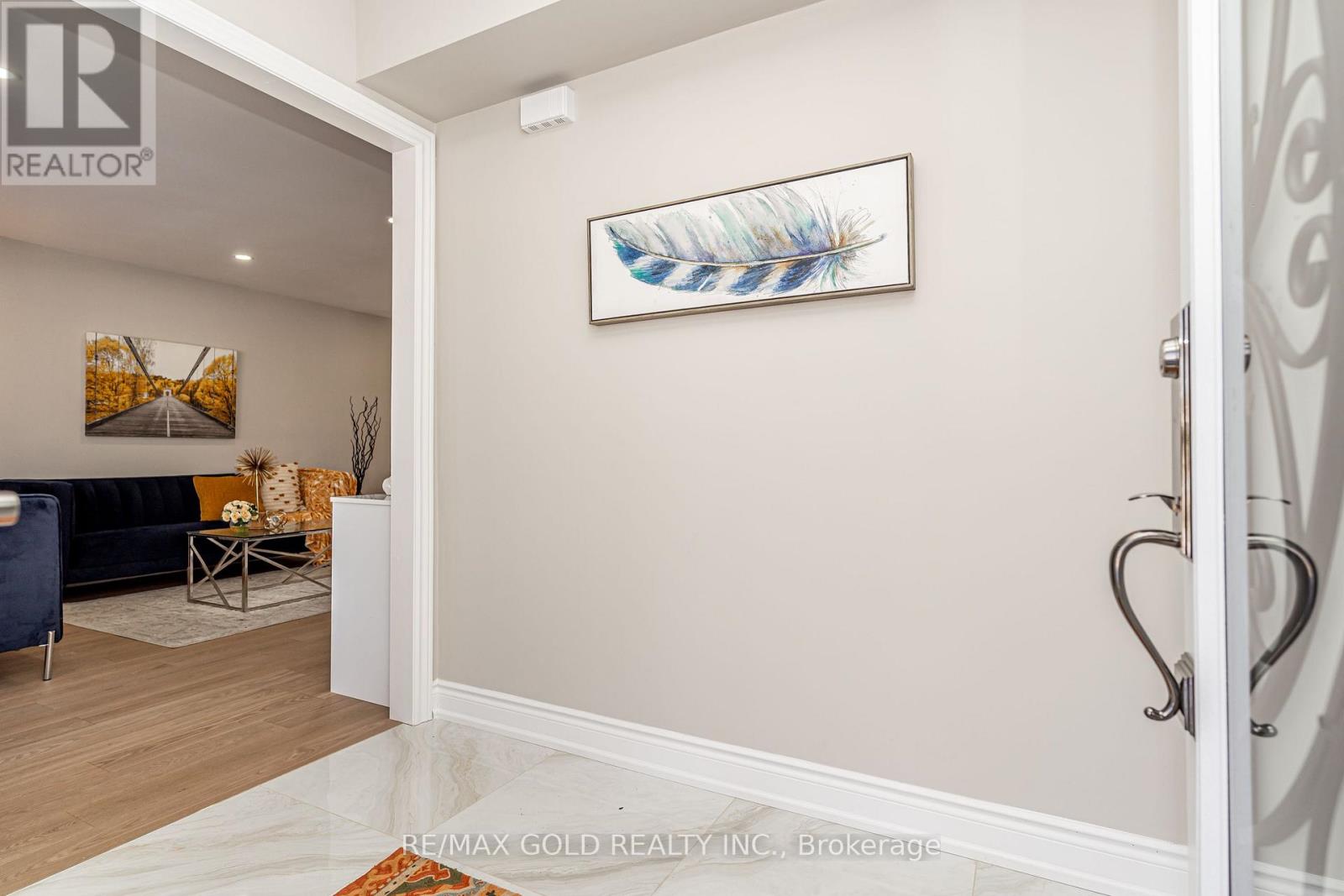 48 Malcolm Crescent, Brampton, Ontario  L6S 3C8 - Photo 5 - W12801234