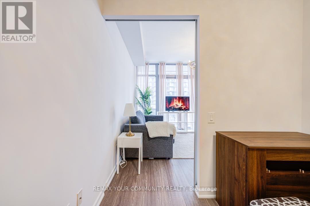 812 - 105 The Queensway, Toronto, Ontario  M6S 5B5 - Photo 9 - W12801256