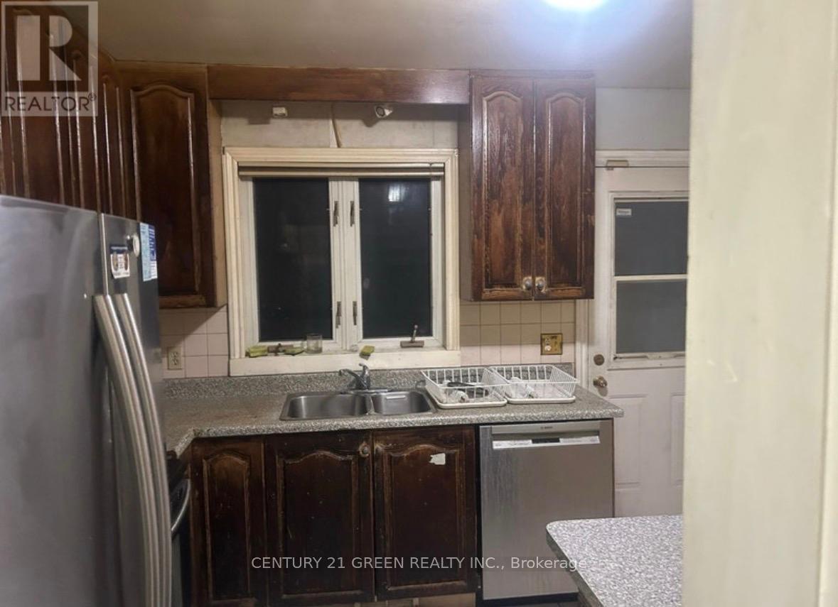 13 Crestview Avenue, Brampton, Ontario  L6W 2R7 - Photo 4 - W12801338