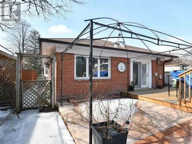 13 Crestview Avenue, Brampton, Ontario  L6W 2R7 - Photo 6 - W12801338