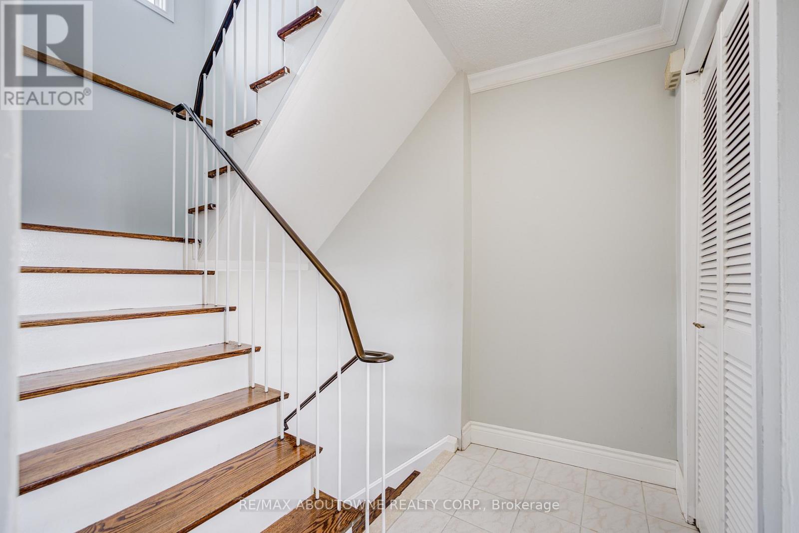 100 Oakdale Drive, Oakville, Ontario  L6H 1J3 - Photo 13 - W12801364