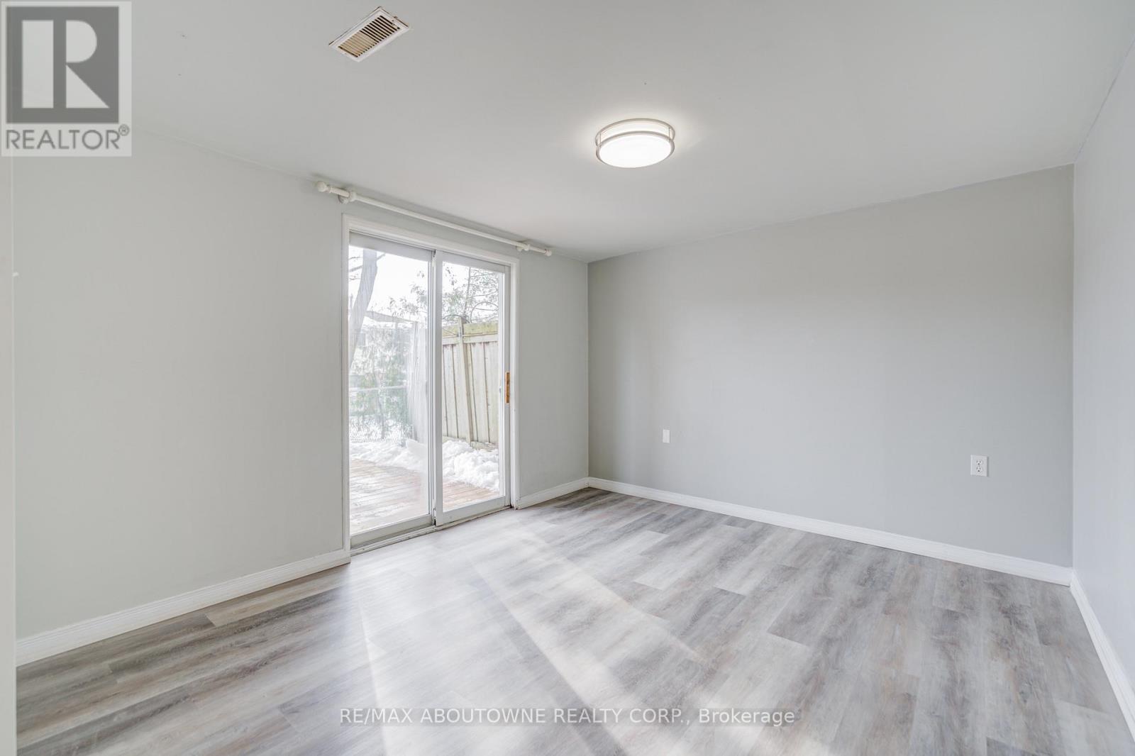 100 Oakdale Drive, Oakville, Ontario  L6H 1J3 - Photo 15 - W12801364