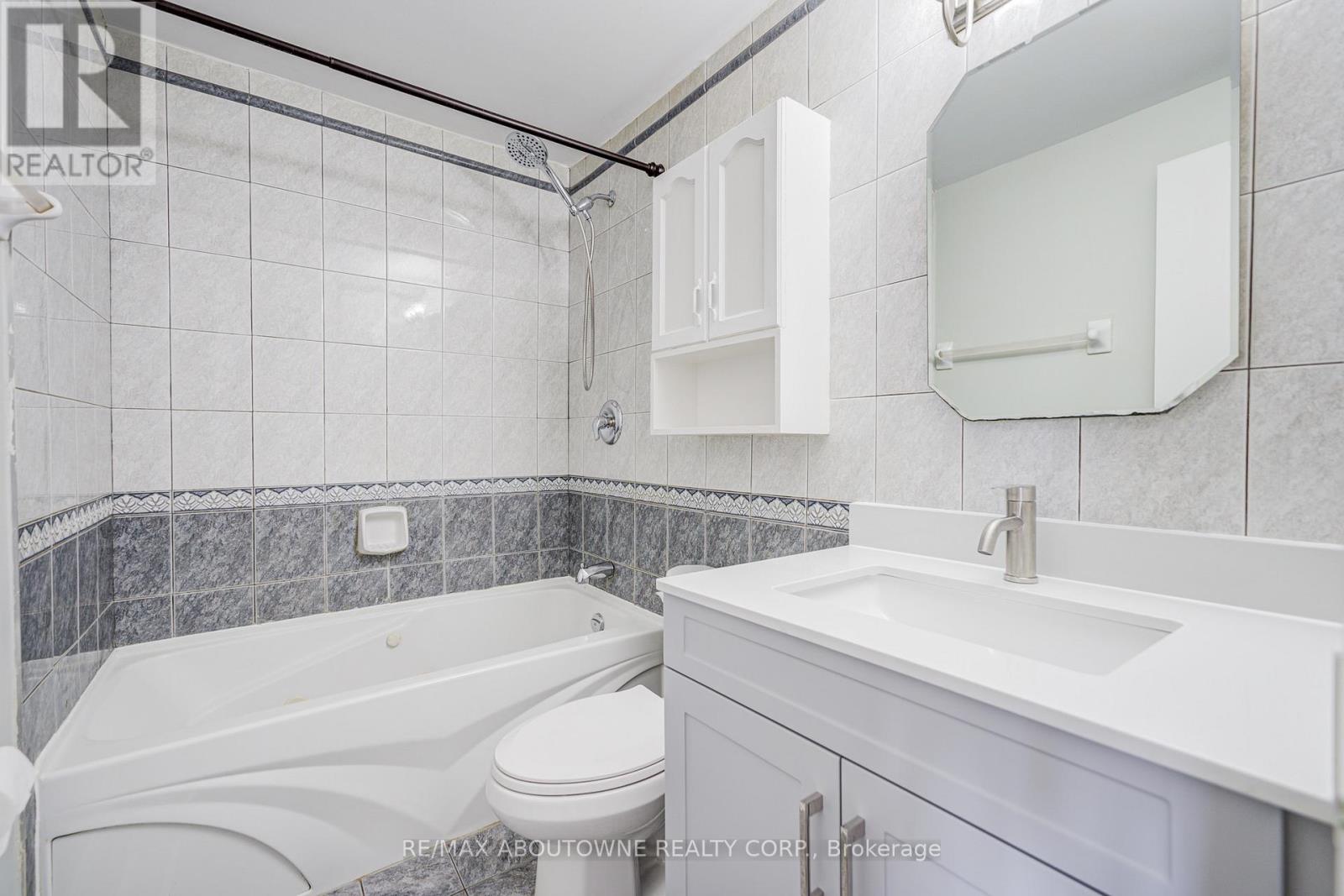 100 Oakdale Drive, Oakville, Ontario  L6H 1J3 - Photo 19 - W12801364