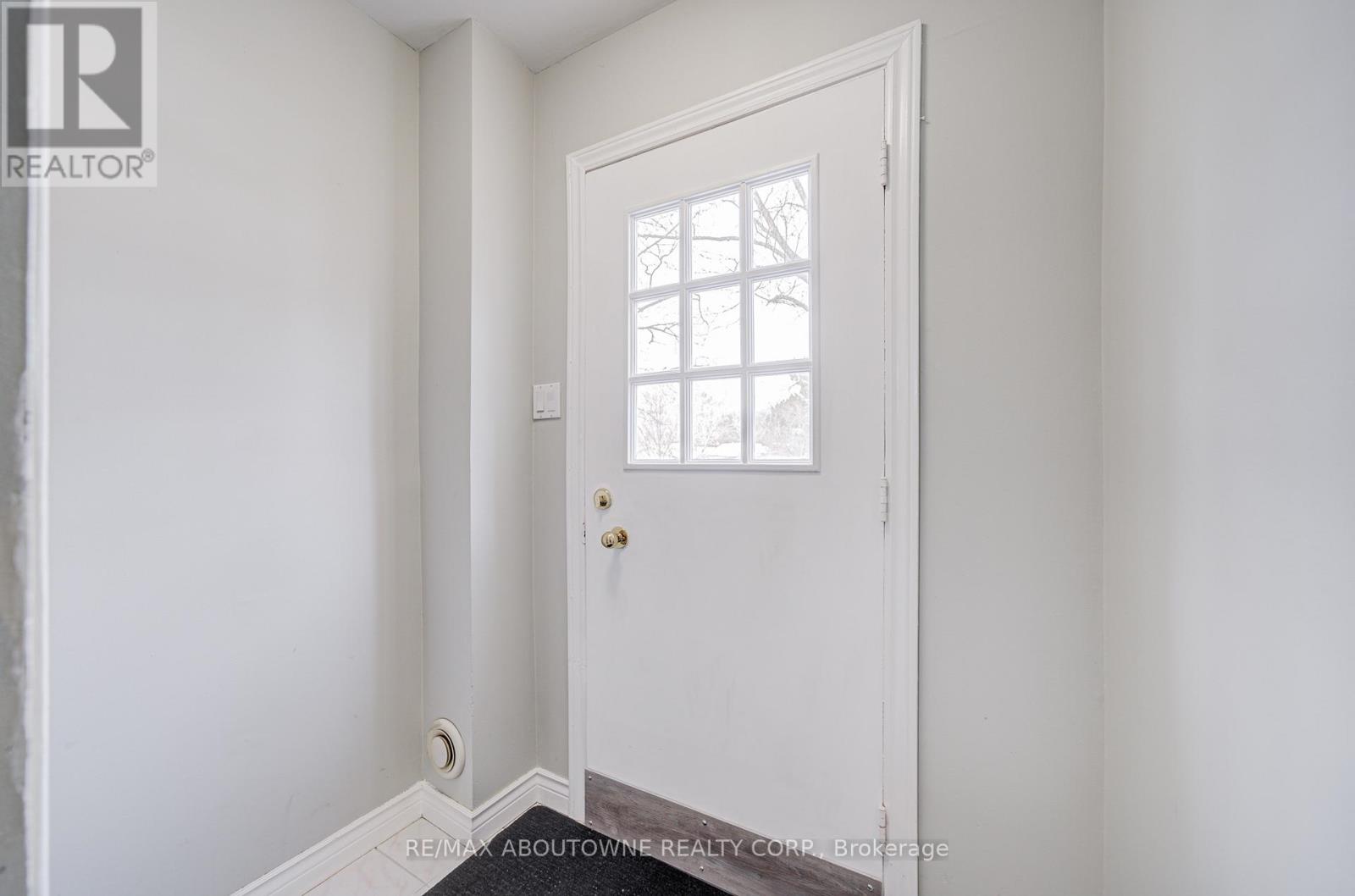 100 Oakdale Drive, Oakville, Ontario  L6H 1J3 - Photo 4 - W12801364