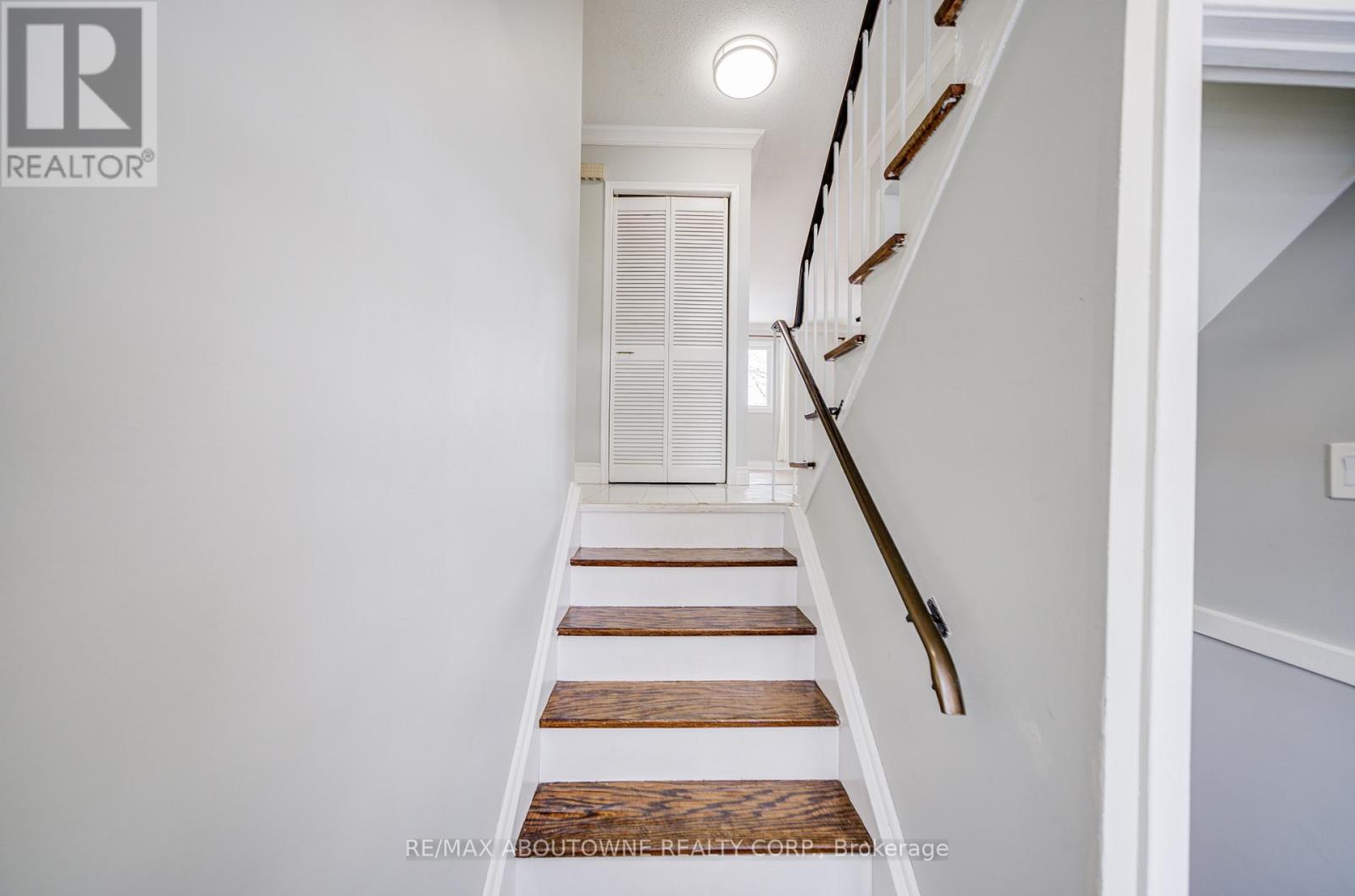 100 Oakdale Drive, Oakville, Ontario  L6H 1J3 - Photo 5 - W12801364