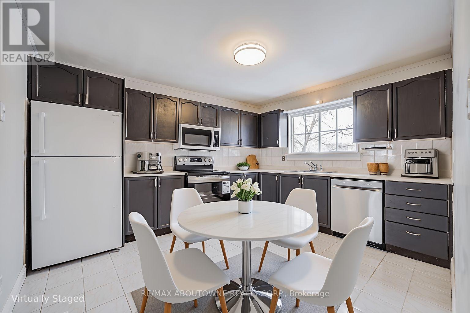 100 Oakdale Drive, Oakville, Ontario  L6H 1J3 - Photo 6 - W12801364