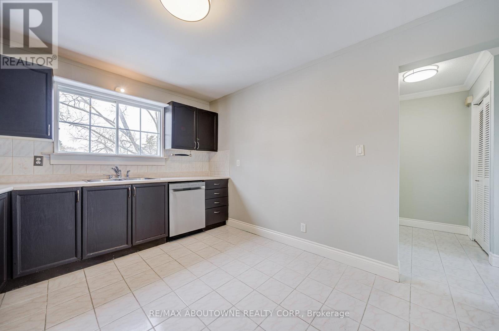 100 Oakdale Drive, Oakville, Ontario  L6H 1J3 - Photo 8 - W12801364