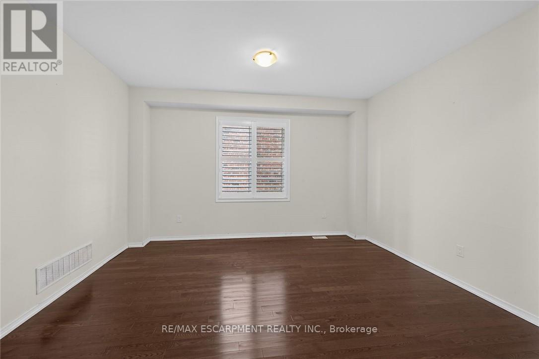 17 Larry Crescent, Haldimand, Ontario  N3W 0B2 - Photo 7 - X12801018