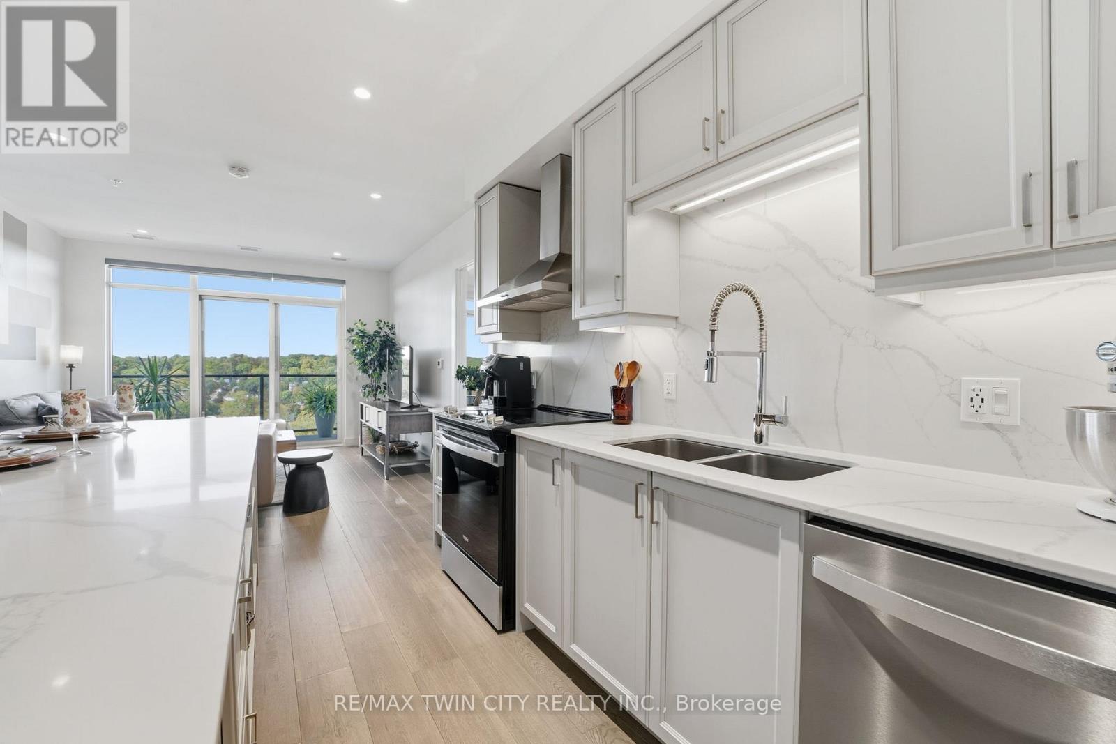 1410 - 15 Glebe Street, Cambridge, Ontario  N1S 0C3 - Photo 3 - X12801166