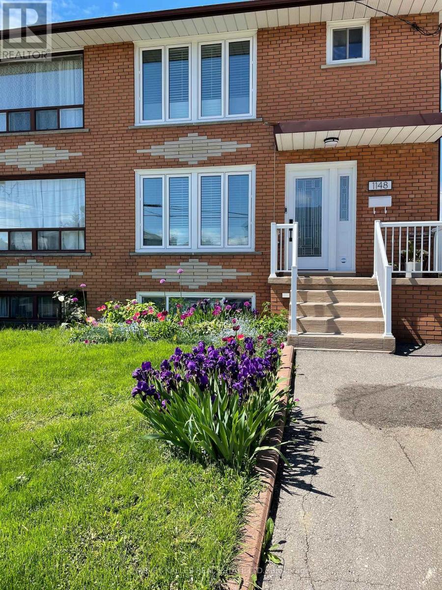 1148 Alexandra Avenue, Mississauga, Ontario  L5E 2A5 - Photo 2 - W12801060