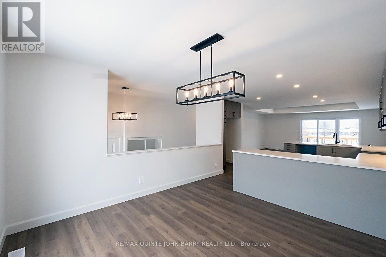 8 Parkland Circle, Quinte West, Ontario  K8V 0R4 - Photo 10 - X12662202