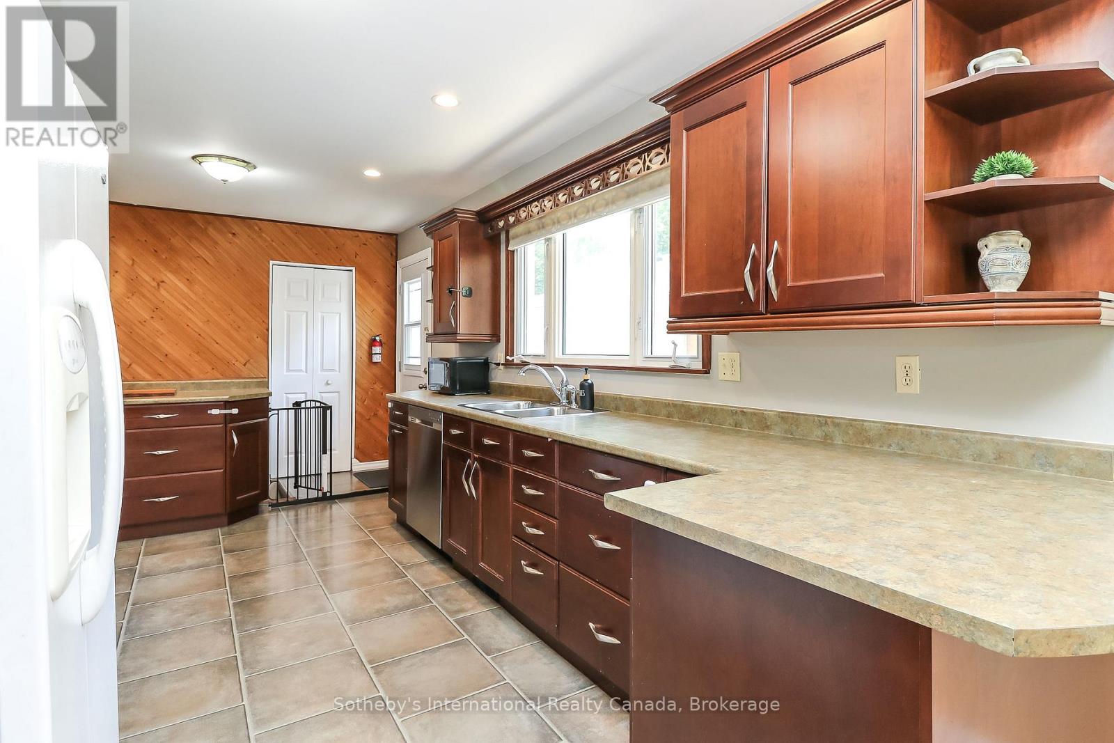 33 Parkwood Drive, Wasaga Beach, Ontario  L9Z 2T2 - Photo 14 - S12801442