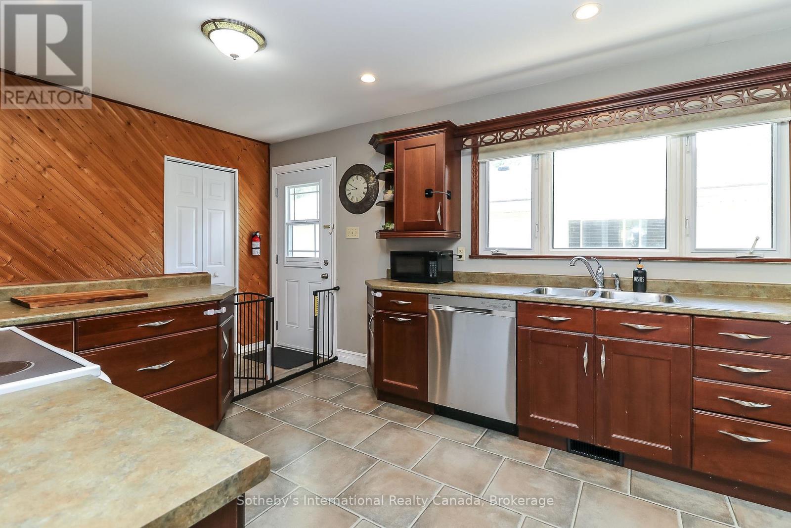 33 Parkwood Drive, Wasaga Beach, Ontario  L9Z 2T2 - Photo 16 - S12801442