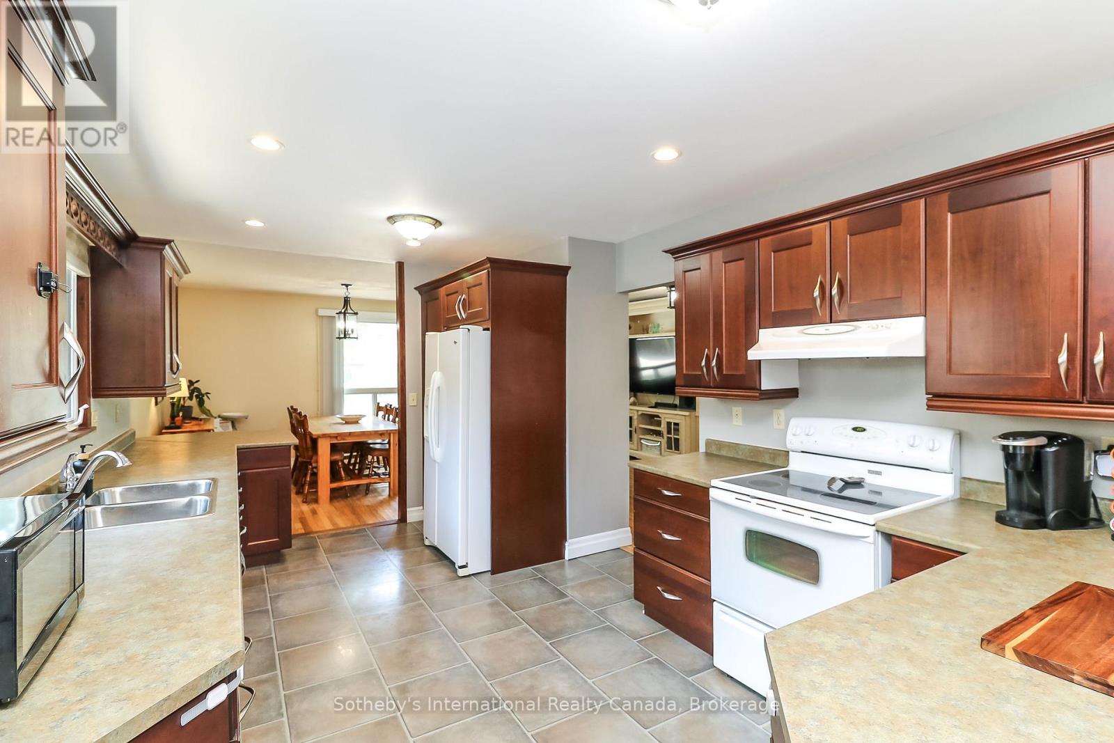 33 Parkwood Drive, Wasaga Beach, Ontario  L9Z 2T2 - Photo 18 - S12801442