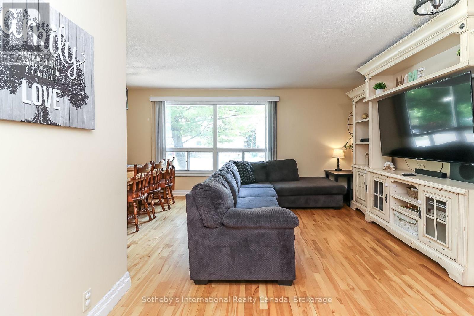 33 Parkwood Drive, Wasaga Beach, Ontario  L9Z 2T2 - Photo 7 - S12801442