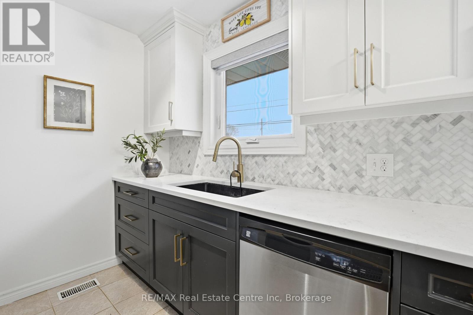 154 Waverley Drive, Guelph, Ontario  N1E 1H2 - Photo 3 - X12801510